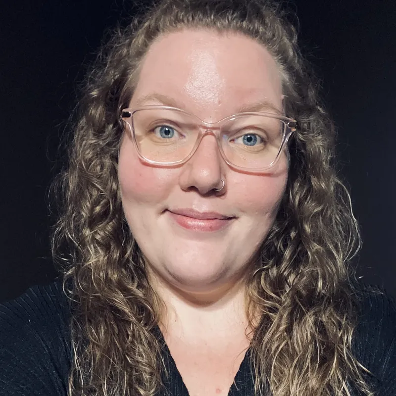 headshot of sara